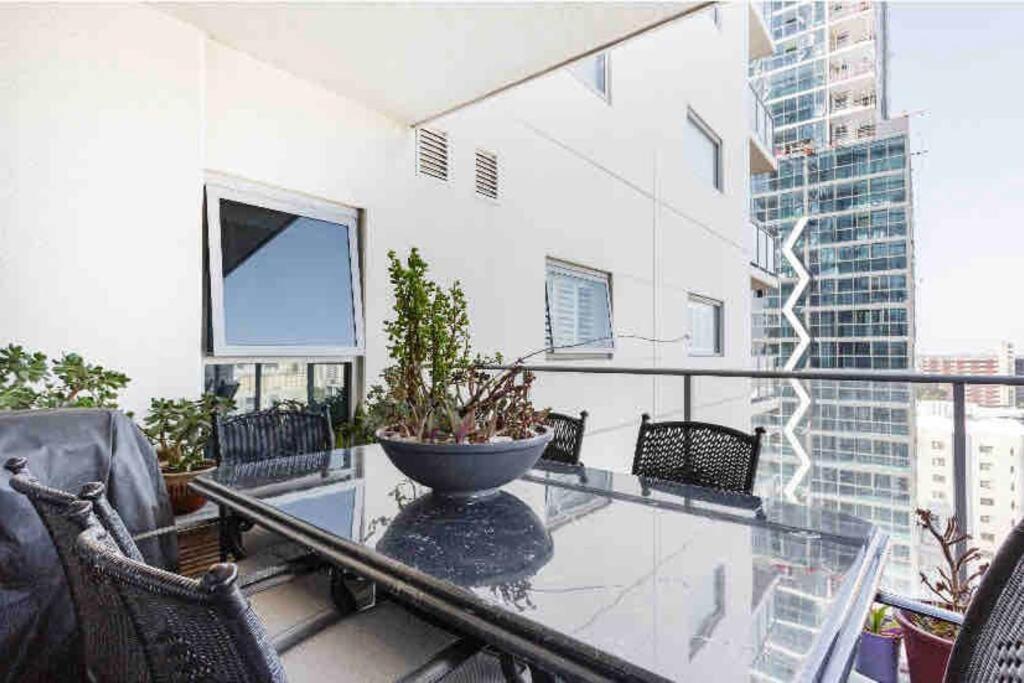 In The City Perth 1B1B Pool And Nice View 외부 사진