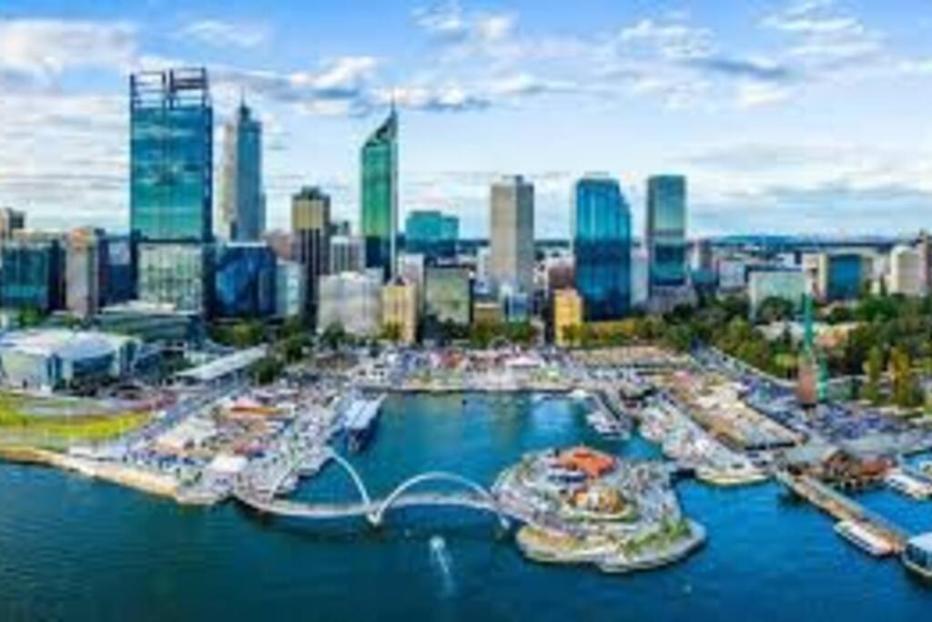 In The City Perth 1B1B Pool And Nice View 외부 사진