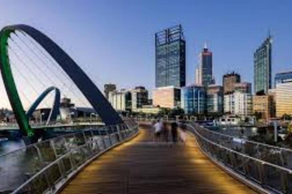 In The City Perth 1B1B Pool And Nice View 외부 사진